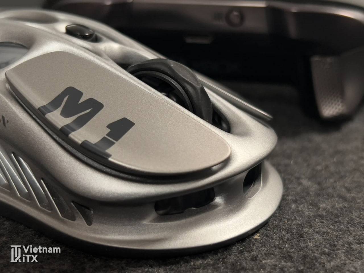 Trên tay chuột không dây Gaming Gravastar Mercury Pro M1 Wireless Gaming Mouse (6).jpg